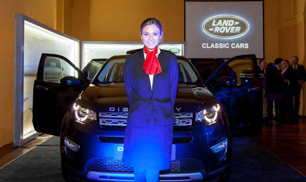 azafata de imagen land rover